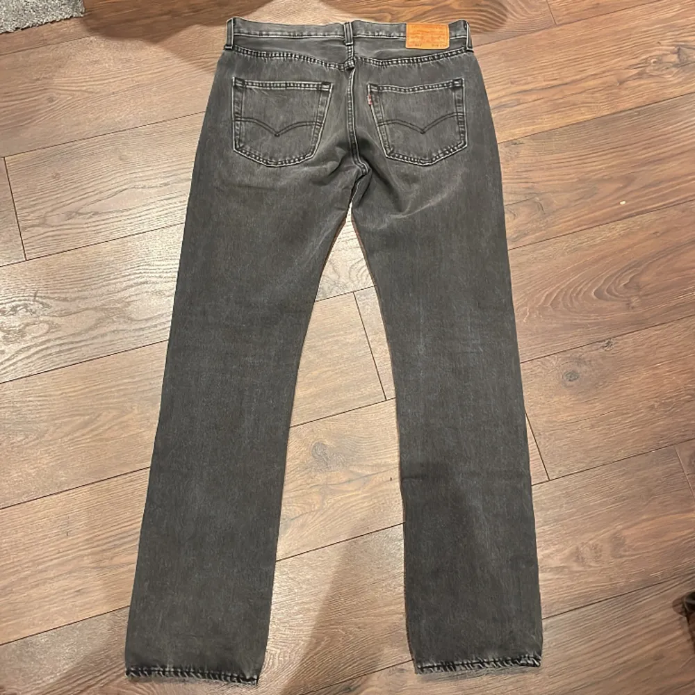 Säljer ett par gråa Levis 501 som är i princip nyskick. Storlek W32 L34.. Jeans & Byxor.