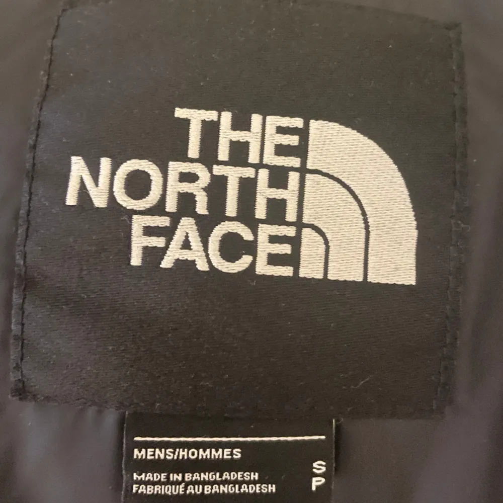 En sparsamt använd north face väst. Säljer för att den inte används längre. Jackor.