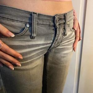 Low waist bootcut jeans 🤩 - Bra skick. Uppsydda i benen där av kortare. Några lösa sömma men syns inte. Finns mer bilder för intresse 🩷