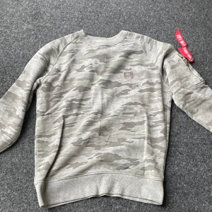 Crewneck från alpha industries - Välanvänd och lite knopprig, köparen står för frakt och kan samfrakta 😌