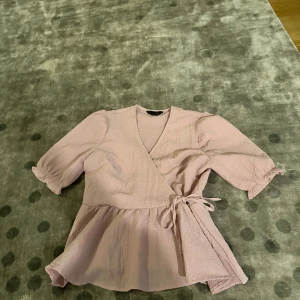 Rosa tröja - Säljer denna jättefina tröja❤️Bra material med en fin design❣️