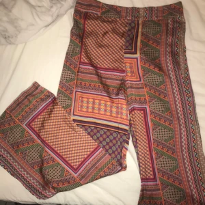 Oranga lösa byxor  - Tunna byxor/ sommar byxor. Storlek 40/42 asså L/XL men är storlek M och har haft byxorna på utan bekymmer. 