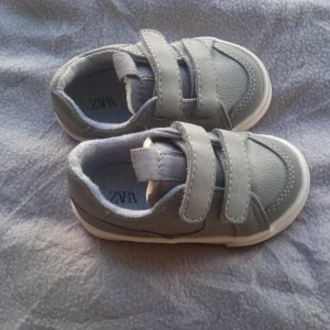 Helt nya barnskor - Helt nya barnskor i 20 bara testad inomhus 