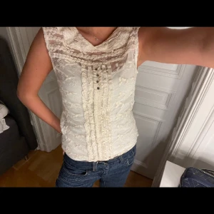 Spets topp - Spets topp från zara som inte säljs längre🧚‍♀️, genomskinlig men går att ha ett linne under som på bilden eller utan!