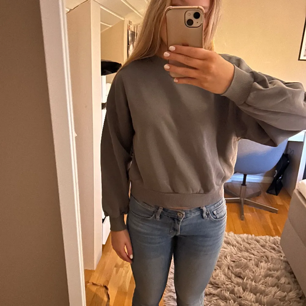 En mörkgrå sweatshirt i storlek xs från Gina tricot.  . Tröjor & Koftor.