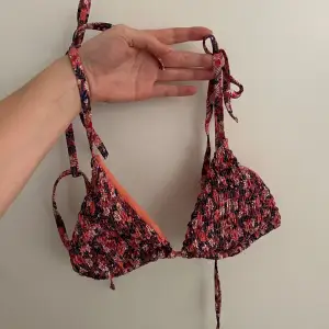 Säljer två bikinitoppar. Den rosa är från Tezenis i storlek 36 och den svarta från calzedonia i storlek 80B. Båda är oanvända🌸köp båda för 300 eller en för 199kr