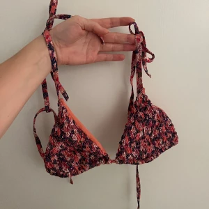Bikini  - Säljer två bikinitoppar. Den rosa är från Tezenis i storlek 36 och den svarta från calzedonia i storlek 80B. Båda är oanvända🌸köp båda för 300 eller en för 199kr