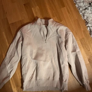 Tröja  - Tröja med halfzip  Använd ett fåtal gånger 