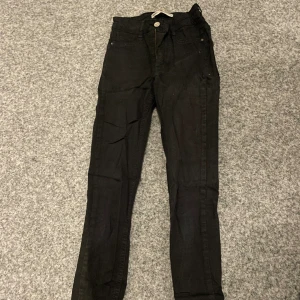 Molly jeans - Säljer dessa Molly jeans från Gina tricot som knappt är använda och är som nya. Köpt för 500 säljer för 50kr💗