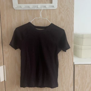 Samsøe samsøe topp - Brun samsøe samsøe topp med öppen rygg. Aldrig använd och därför i nyskick. 