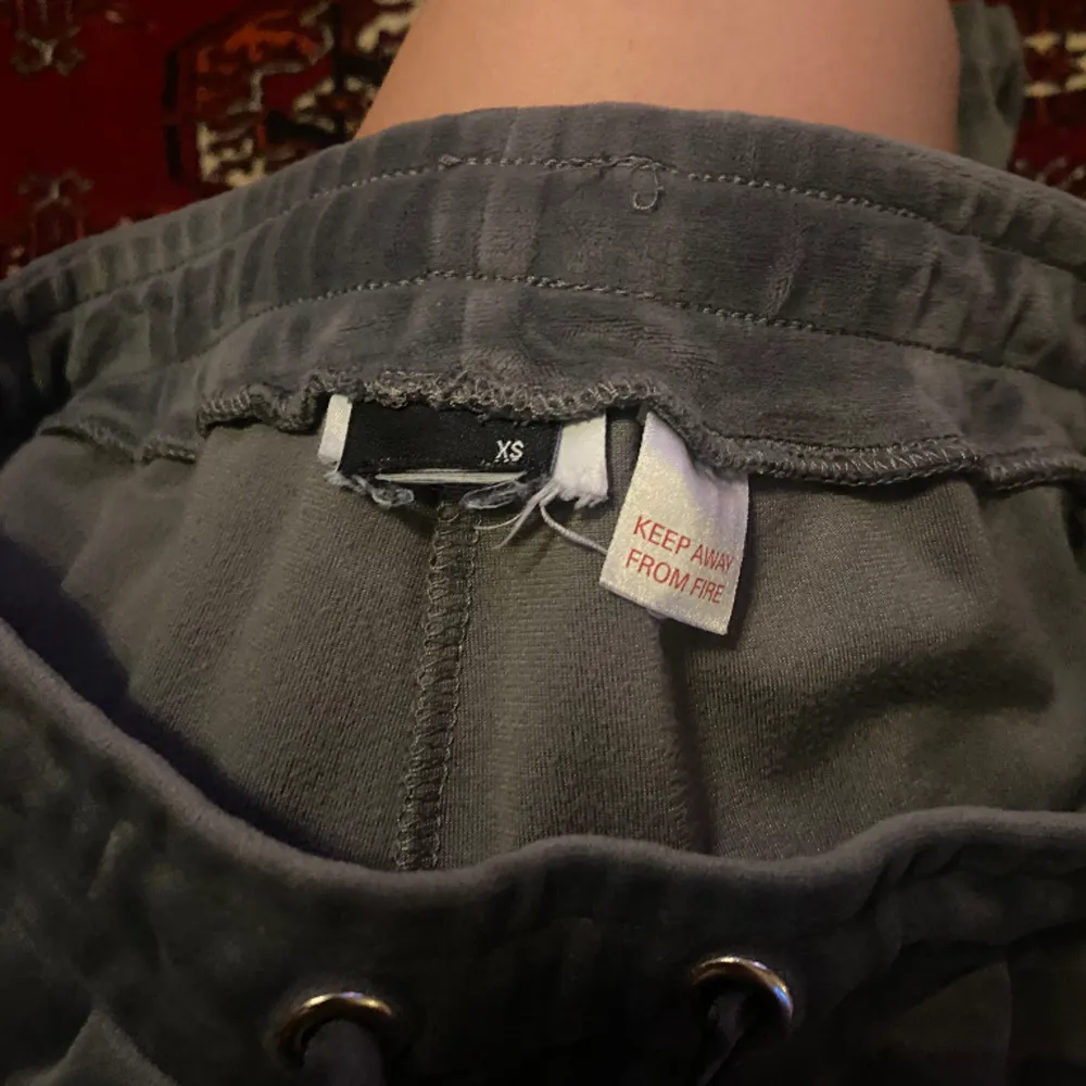 Jag köpte dessa byxor på Gina TRICOT, aldrig andvänd! Väldigt sköna och är töjbara så passar alla former. Byxorna är st xs. . Jeans & Byxor.