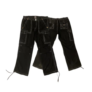 True religion cargobyxor  - Säljer dessa feta baggy true religion cargobyxor i storlek 38. Finns ett litet hål längst ner på benet kan skicka bild 🙏🔥