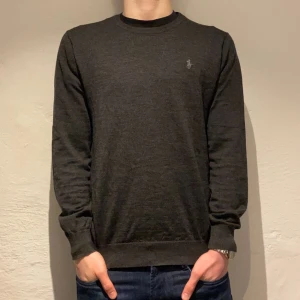 Ralph Lauren merino ull - Tja! Säljer en Ralph Lauren stickad tröja. ||storlek:L/M||skick:9/10||nypris:ca2000 vårt pris:399kr||modellen på bilden är 180cm|| hör av er vid funderingar, Mvh!