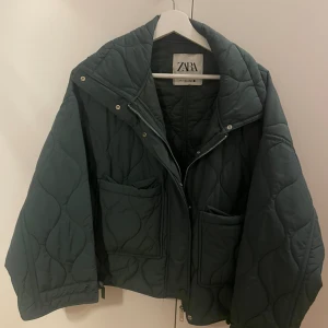 Jacka Zara - Säljer denna gröna jackan från zara, i väldigt bra skick! storlek S❤️