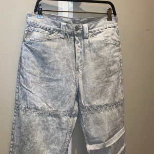 Weekday baggy grå jeans // Inter tröja  - Weekday baggy grå jeans stolek 32  Jätte bra skick använt endast ett par gånger + Inter tröja 