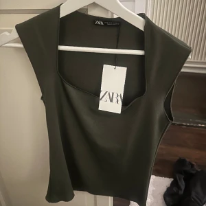 Topp zara  - Oanvänd! M men passar S beronde på hur man vill att den ska sitta 🩷
