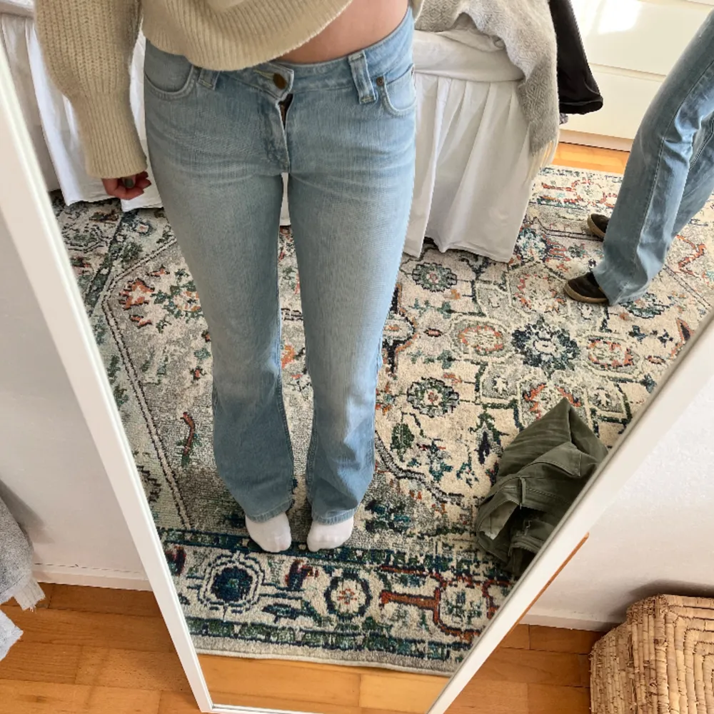 Ljusblå bootcut midwaist jeans från lee. Jättefint skick. Storlek w27 l31. Passar nog en xs bäst. Jag är 164💘. Jeans & Byxor.