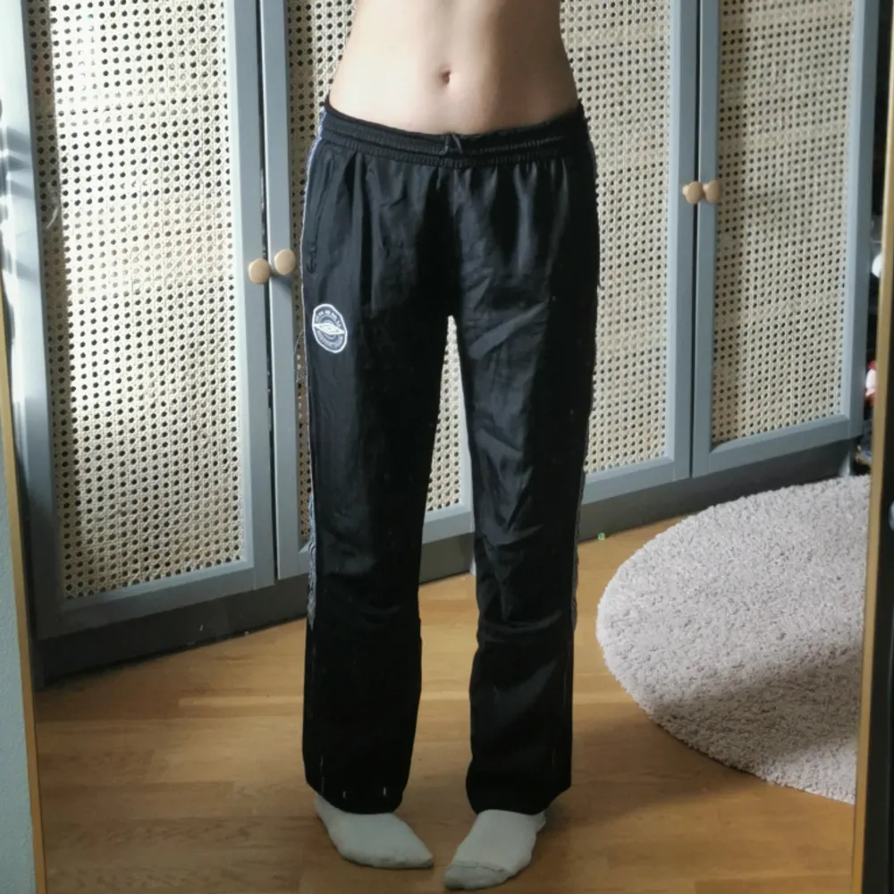 Jättesnygga vintage lågmidjade umbro track pants! De är i mycket gott skick. Storleken är 152 men de passar även mig med xxs-xs. Skriv för mer info💓. Jeans & Byxor.