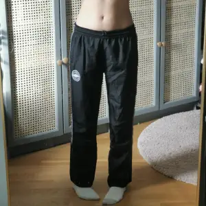 Jättesnygga vintage lågmidjade umbro track pants! De är i mycket gott skick. Storleken är 152 men de passar även mig med xxs-xs. Skriv för mer info💓