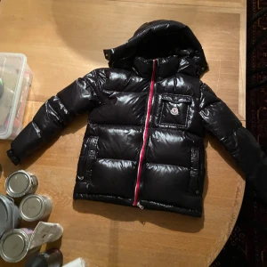 Moncler jacka  - Storlek S kan även passa M någolunda. Jackan är i gott skick och anledningen till att jag säljer den är för att den blivit för liten. Nypris: 17660kr