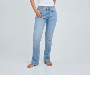 Jeans - Säljer mina bikbok jeans i modellen slim split 550, helt nya och lappar forfarande kvar och är endast testade. Beställde dessa för några veckor sen men beställde fel storlek. Skriv gärna om ni har några frågor eller vill se fler bilder 😊