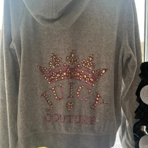 Juicy couture tröja - Köpt i malmö i somras för 3000kr. Jag är säker på att det är en gammal modell  så det finns inte att köpa längre därmed det höga priset. Samma gråa färg som deras vanliga byxor. Hög kvalitet på både tyget och ”diamanterna”. Köparen står för frakt🩷
