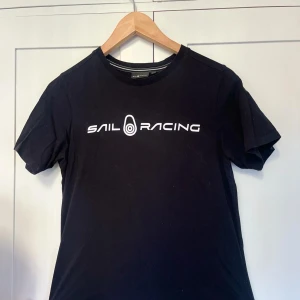 Sail racing t-shirt - Skick: 9/10 Färg: Svart Storlek: 160