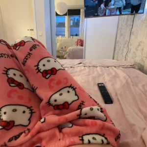 hello kitty byxor - säljer ett par hello kitty byxor då jag har två och endast behöver ett par💓 