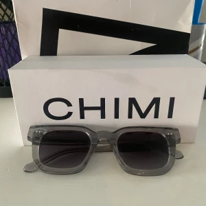 Chimi 04 Grey - chimi 04 grey, köpta på NK för 1250kr bag case allt OG finns med KVITTO FINNS kom PM