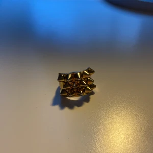 Edblad ring - Edblad nitring i guld. Ganska dåligt skick och har tappat lite färg. Säljer för att jag inte använder guld smycken längre. Ordinarie pris är 349kr. Ringen är i storlek 16,80mm (S). Köparen står för frakten.