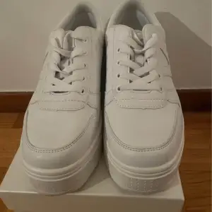 Hej säljer dessa vita sneakers storlek 39 dom är använd endast en gång och i väldigt bra skick dom köpte jag för 300 så säljer dom för 150  ❤️