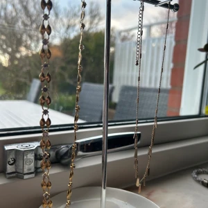 Halsband i guld 💗 - -till höger = 50kr -till vänster ( vintage )= 100kr  - för båda= 145