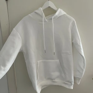 Vit hoddie i storlek s - Bra skick, aldrig använd 