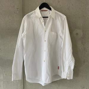 Sjukt fin skjorta från Acne Studios till salu! Den är i ”dagen efter studentfesten” skick typ, skulle behövas kemtvätt! 😅Mått kan skickas om det önskas! 🙏🏼