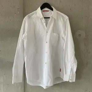 Sjukt fin skjorta från Acne Studios till salu! Den är i ”dagen efter studentfesten” skick typ, skulle behövas kemtvätt! 😅Jag kan även skicka mått om det önskas! 🙏🏼