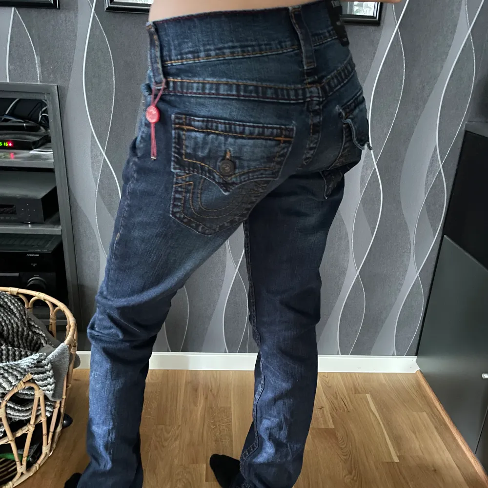 Trendiga Lågmidjade trueys Ytterbenslängd: 108cm Midja: 35cm Benöppning: 16cm Modell: 168cm. Jeans & Byxor.