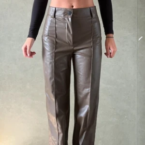 Läderbyxor  - Bruna läderbyxor från Zara. Köpta för 3 år sen i Lissabon, dock bara använda 2 gånger. Storlek xs