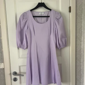 Ljuslila klänning - Ljuslila klänning med puffärm från NA-KD. Superfin passform. Storlek 38. Köparen står för frakten!🥰💜💜