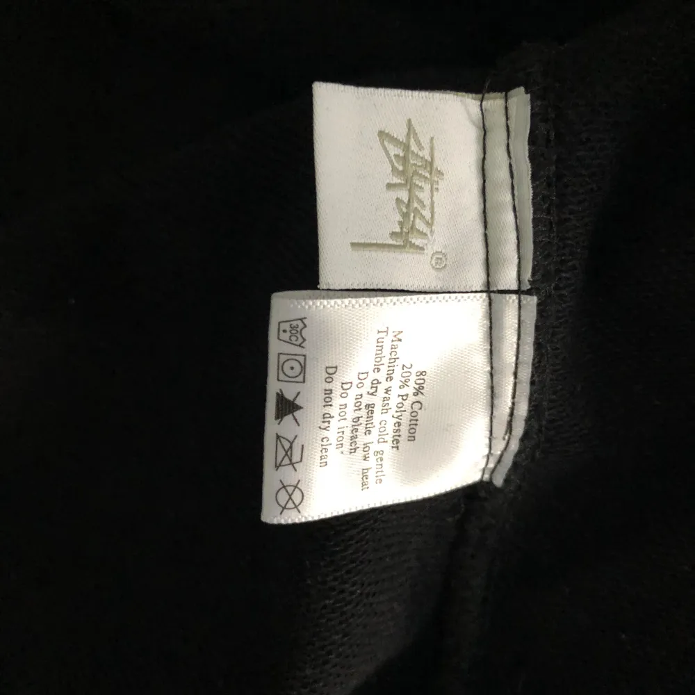 Stüssy zip-up tröja säljes då jag använt den 2-3 ggr, är lite för stor i storleken för mig. Pris inte hugget i sten vid snabb affär!!. Hoodies.