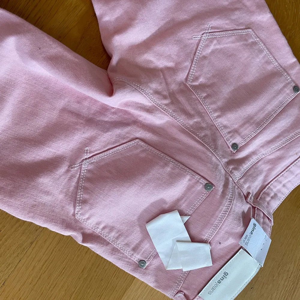 Rosa Low rise jeans från Gina tricot💞 Helt nya med lappar kvar i modellen skinny storlek 27!!🙌🏻🙌🏻 Jag skulle säga att det motsvarar storlek XS. Jeans & Byxor.