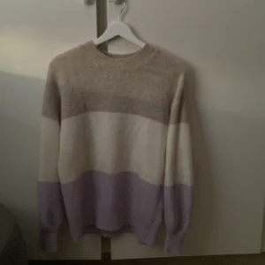 Stickad tröja💓 - En flerfärgad stickad tröja från hm, knappt använd, jätte mjukt material. Säljer den då den inte kommer till användning 💓