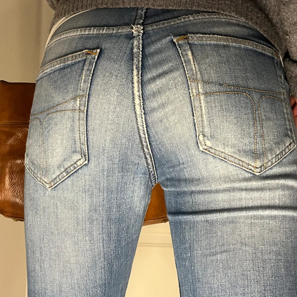Ett par lågmidjade jeans med hål från tiger of sweden! Osäker på storleken men passar mig som har 36!🥰Köptes secondhand för 1500 säljer för 400kr 💕 (tryck på köp nu om ni vill!). Jeans & Byxor.