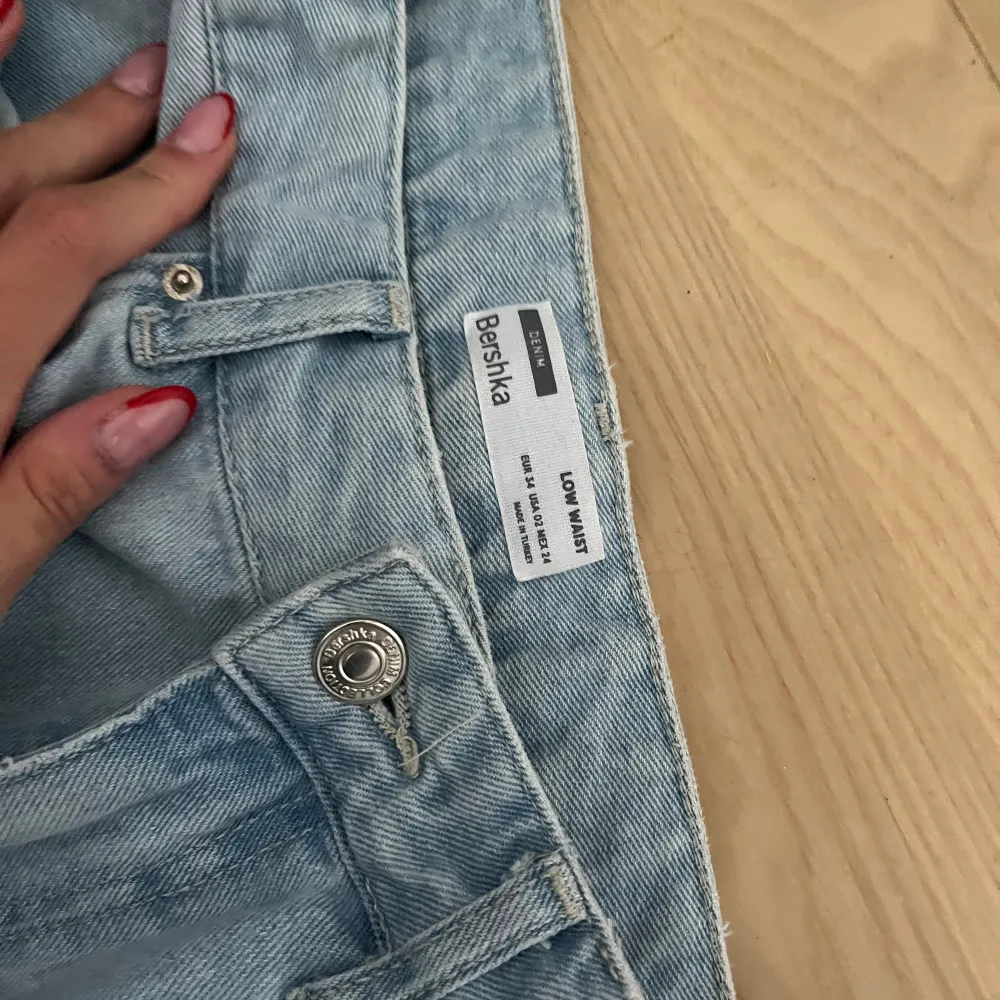 Ett par lågmidjade jeans med cargo fickor. Midjemått 35, innerbenslängd 78. Jeans & Byxor.