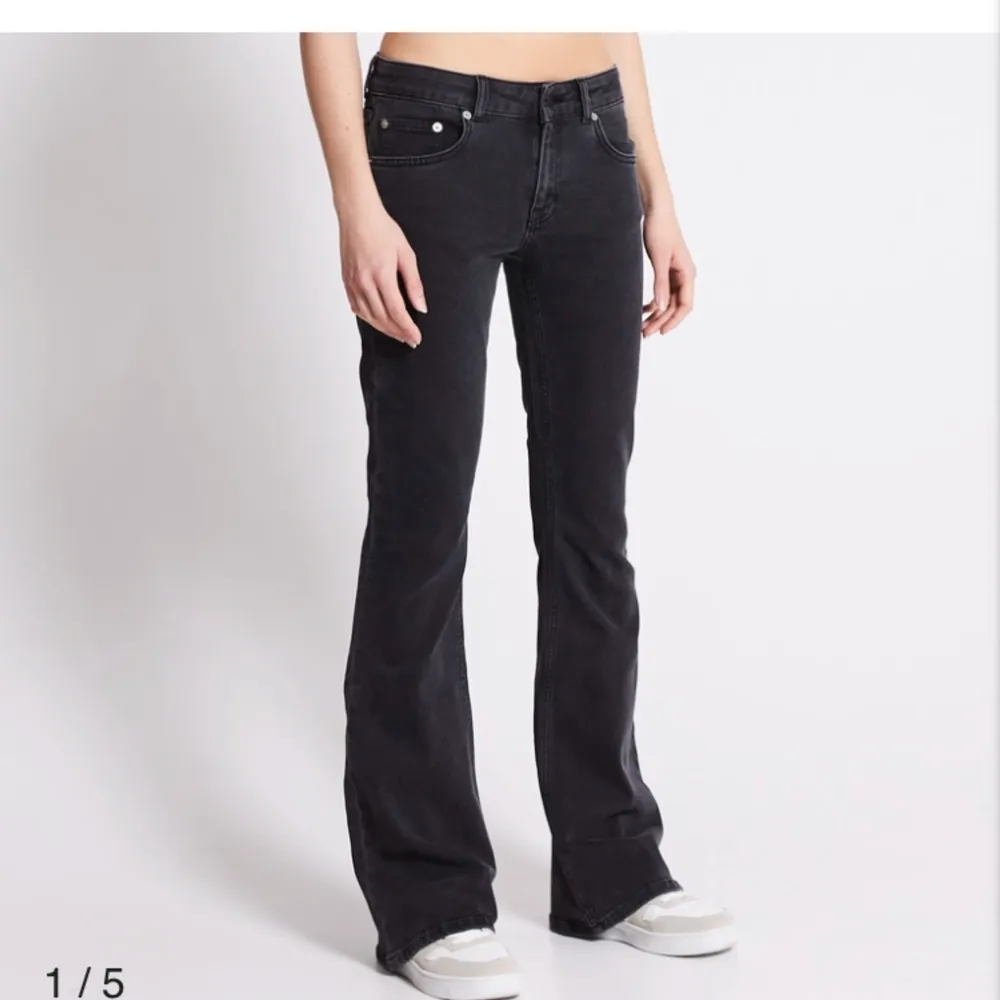 Säljer dessa jättefina mörkgrå/svarta Jeans ifrån lager 157 (Low boot)  original pris 400kr. Det är i storlek xs full Length. Varsamt använda💕💕. Jeans & Byxor.