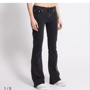 Säljer dessa jättefina mörkgrå/svarta Jeans ifrån lager 157 (Low boot)  original pris 400kr. Det är i storlek xs full Length. Varsamt använda💕💕