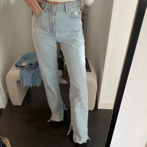 TALL jeans (kan klippas av) - Zara jeans, raka i modellen. Funkar för TALL jag har 85 i beninnerlängd och de är perfekta på mig och någon cm längre. Men kan klippas av och så kan man anpassa till sin längd då dom är sydda raka och utan kant där nere. Jag är 174 för referens. 