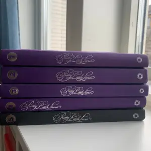 Inbundna ”Pretty little liars” böckerna 1-5 på svenska! Du får allihopa för 100kr😊 Skriv om du vill ha fler bilder💜💜