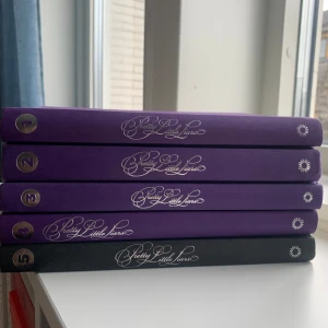 Böcker  - Inbundna ”Pretty little liars” böckerna 1-5 på svenska! Du får allihopa för 80kr😊 Skriv om du vill ha fler bilder💜💜