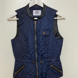 Väst - Stl S Marinblå väst säljes. Mycket gott skick