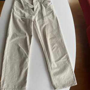 Ett par jeans från pull & bear i storlek 38 Midja: 38 cm  Höft: 46,5 cm  Innerbenslängd: 71 cm 